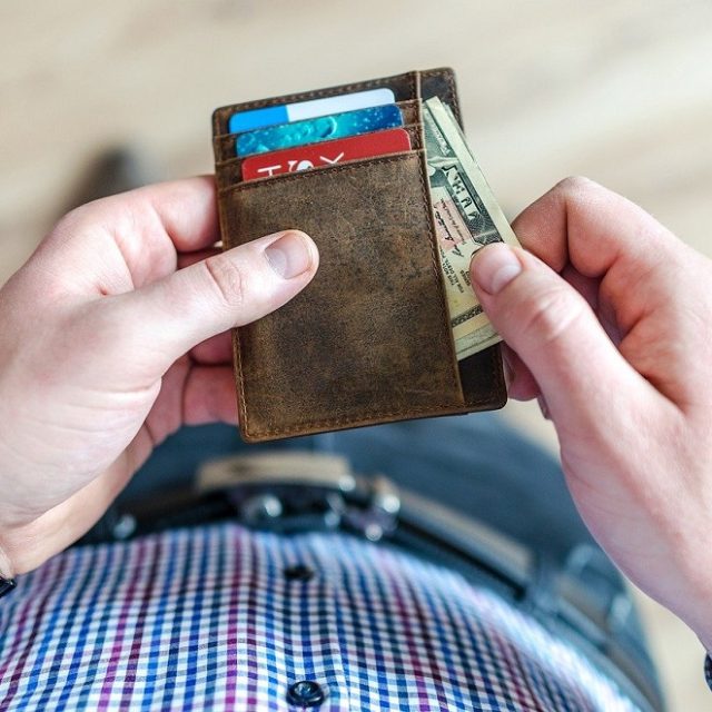 Rząd przyjął propozycję płacy minimalnej i stawki godzinowej w 2022 r.