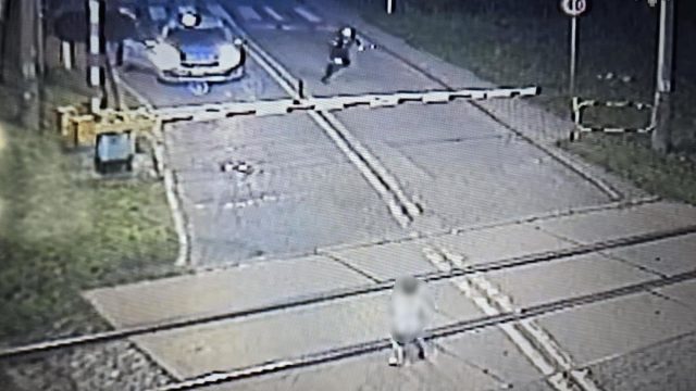 Chłopiec bawił się na torowisku. Policjanci zdążyli w ostatniej chwili