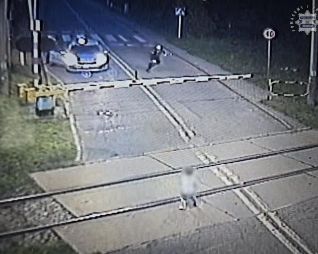 Chłopiec bawił się na torowisku. Policjanci zdążyli w ostatniej chwili