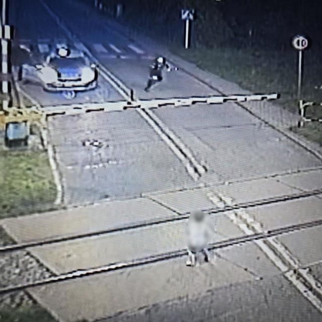 Chłopiec bawił się na torowisku. Policjanci zdążyli w ostatniej chwili