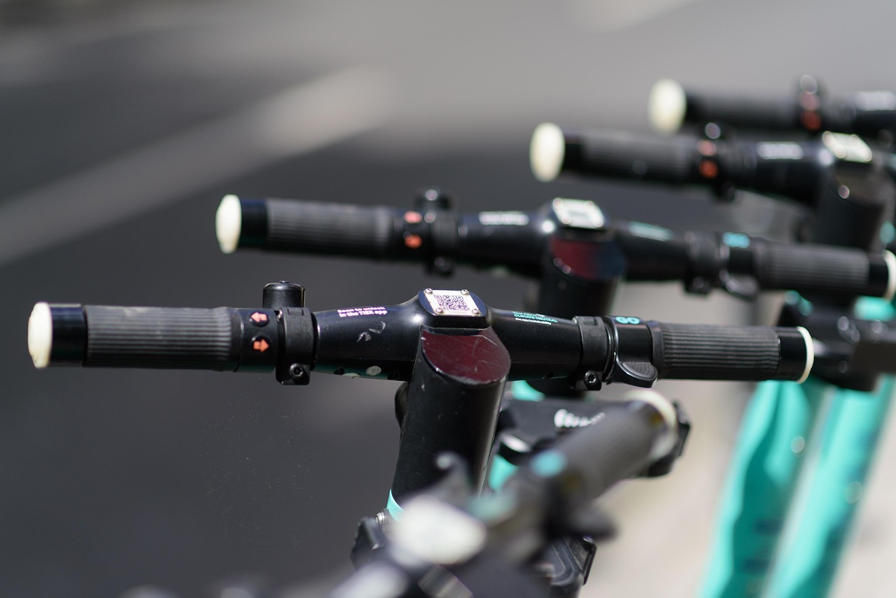 Hulajnoga elektryczna – aktualne przepisy, kary i zasady poruszania się po drogach