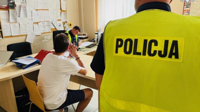 Peugeot bez tablic i prawa jazdy. Policjanci złapali złodziei paliwa