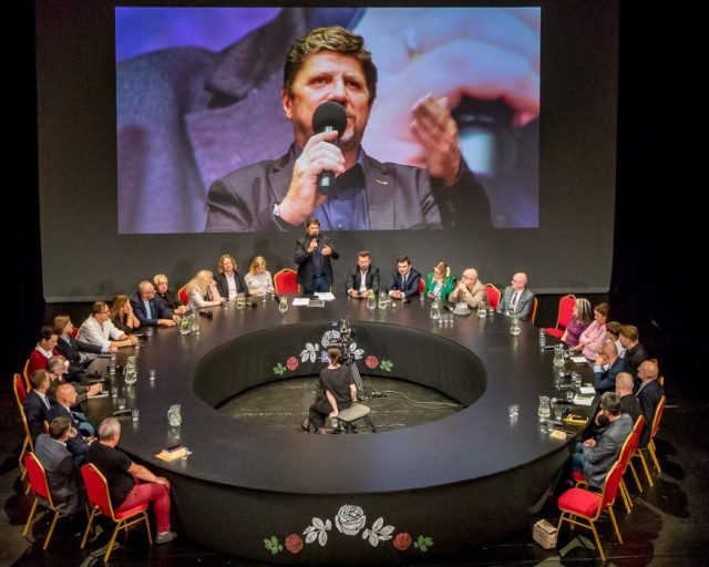 Na scenie Teatru Śląskiego zorganizowano pierwszą odsłonę Śląskiego Stołu