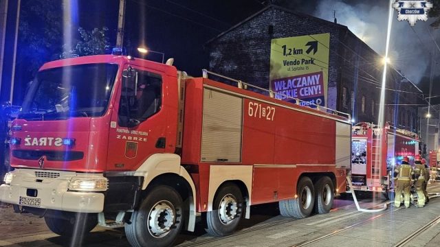 Pożar w Chorzowie – policjanci ewakuowali mieszkańców, uratowali psa i zatrzymali sprawcę podpalenia