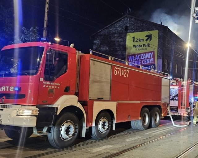 Pożar w Chorzowie – policjanci ewakuowali mieszkańców, uratowali psa i zatrzymali sprawcę podpalenia