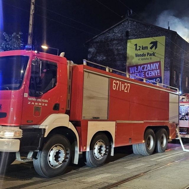 Pożar w Chorzowie – policjanci ewakuowali mieszkańców, uratowali psa i zatrzymali sprawcę podpalenia