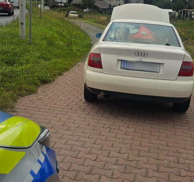 Bez prawa jazdy, pod wpływem i w przywłaszczonym aucie – duet kierowców zatrzymany w Żorach