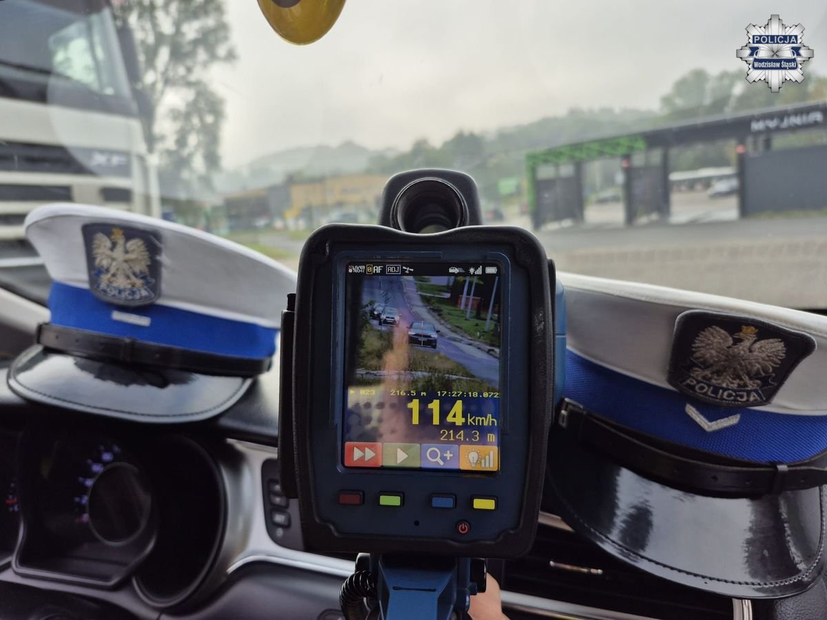 Policja zatrzymała prawo jazdy 56-latka za przekroczenie prędkości o 64 km/h