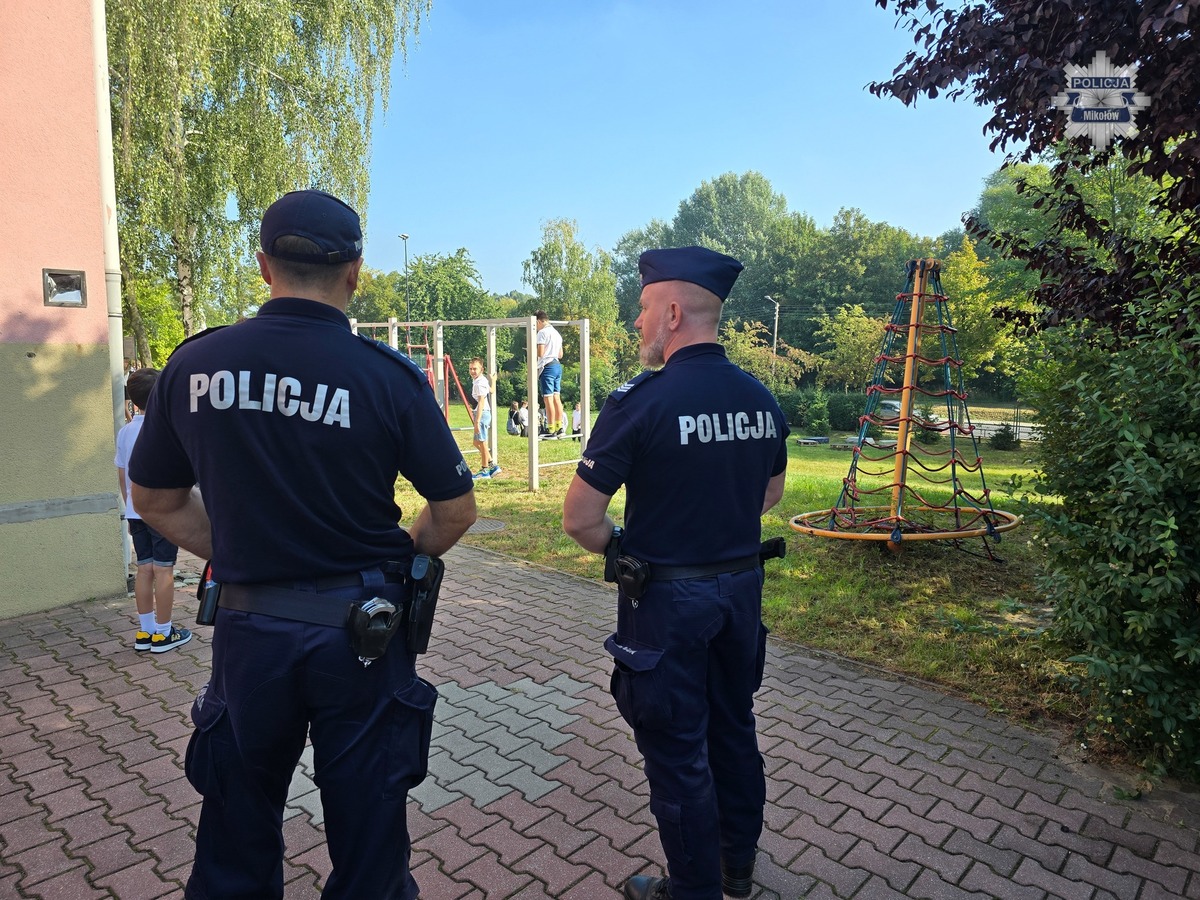 Policjanci czuwają przy szkołach. Wrześniowa akcja w powiecie mikołowskim