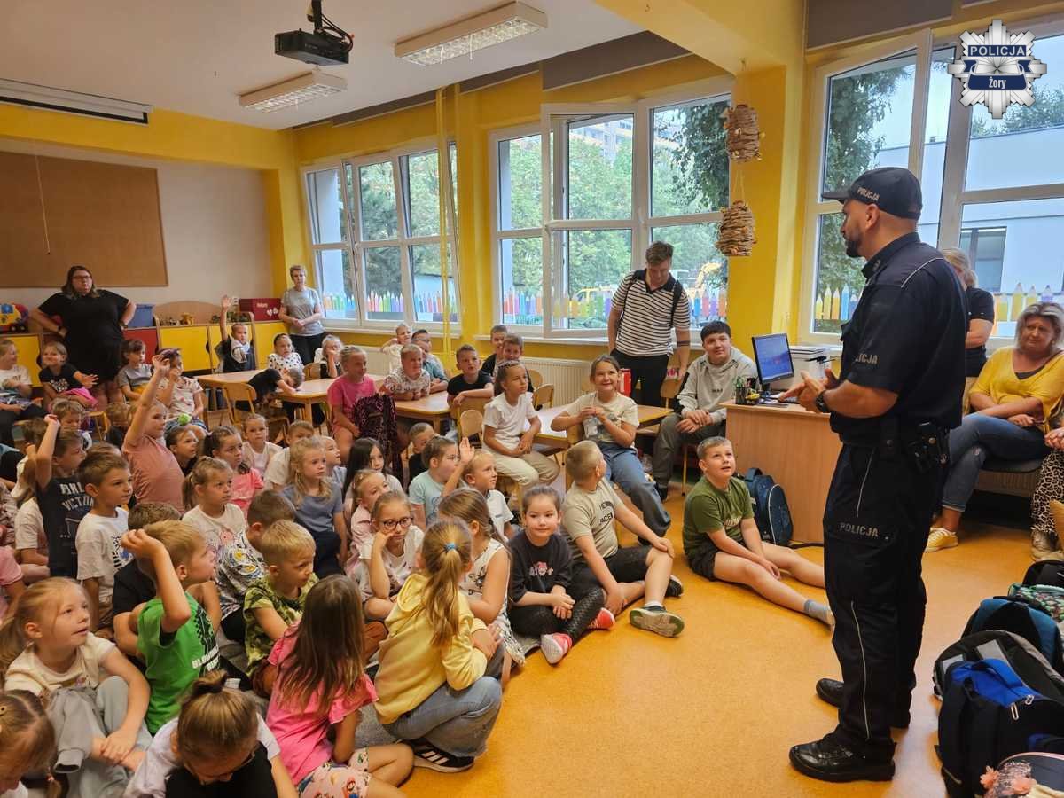 Pierwszoklasiści z Żor poznali zasady bezpieczeństwa z pomocą Policji