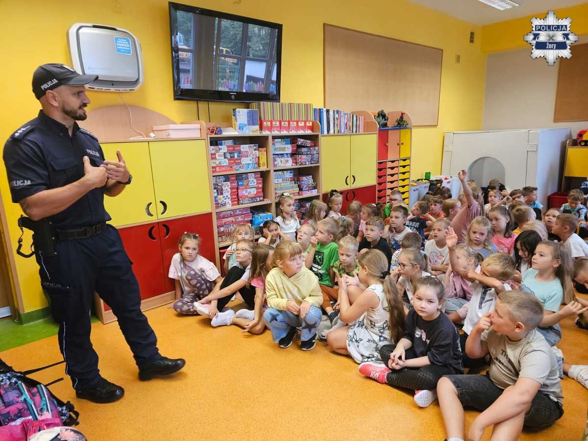 Pierwszoklasiści z Żor poznali zasady bezpieczeństwa z pomocą Policji