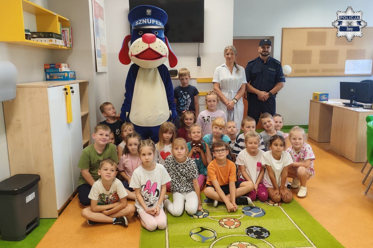 Pierwszaki uczą się bezpieczeństwa na drodze. Policjant z Żor przypomniał zasady