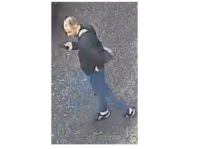 Policja poszukuje sprawcy kradzieży torby z samochodu