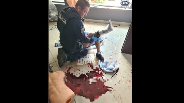 Groźny wypadek podczas zmiany lokalu. Policjanci uratowali 51-latkę z rozległą raną nogi