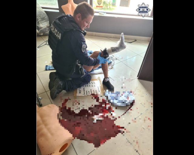 Groźny wypadek podczas zmiany lokalu. Policjanci uratowali 51-latkę z rozległą raną nogi