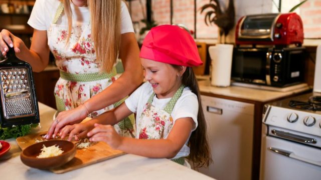 Kitchen helper od Kids-Wood – czy warto inwestować w pomocnika kuchennego dla dziecka?