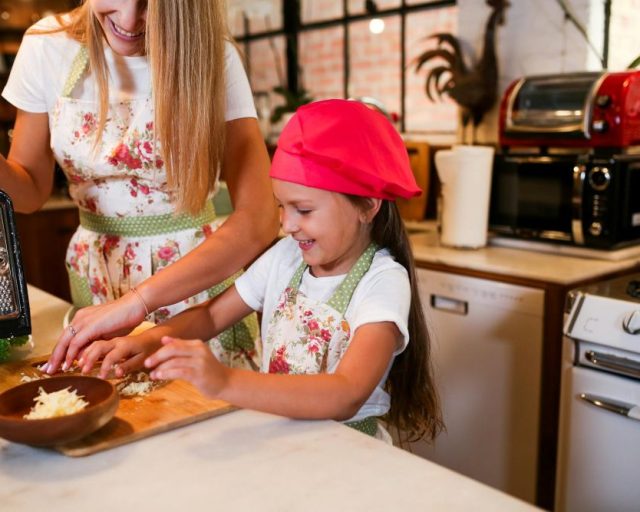 Kitchen helper od Kids-Wood – czy warto inwestować w pomocnika kuchennego dla dziecka?
