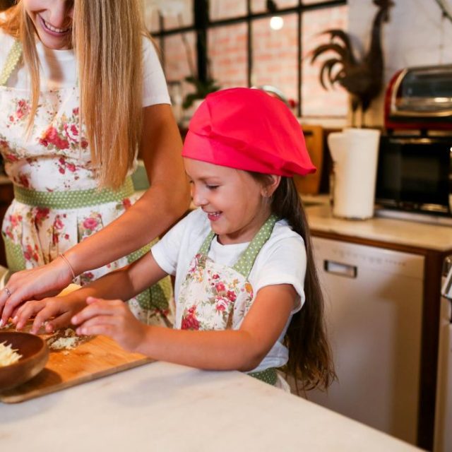 Kitchen helper od Kids-Wood – czy warto inwestować w pomocnika kuchennego dla dziecka?
