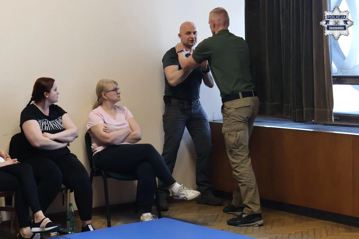 Agresywny pacjent w placówce medycznej. Policjanci pokazali, jak reagować