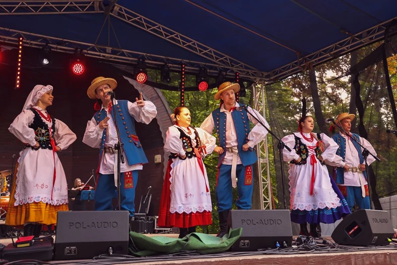 2-Wokalisci-zespolu-w-strojach-rzeszowskich