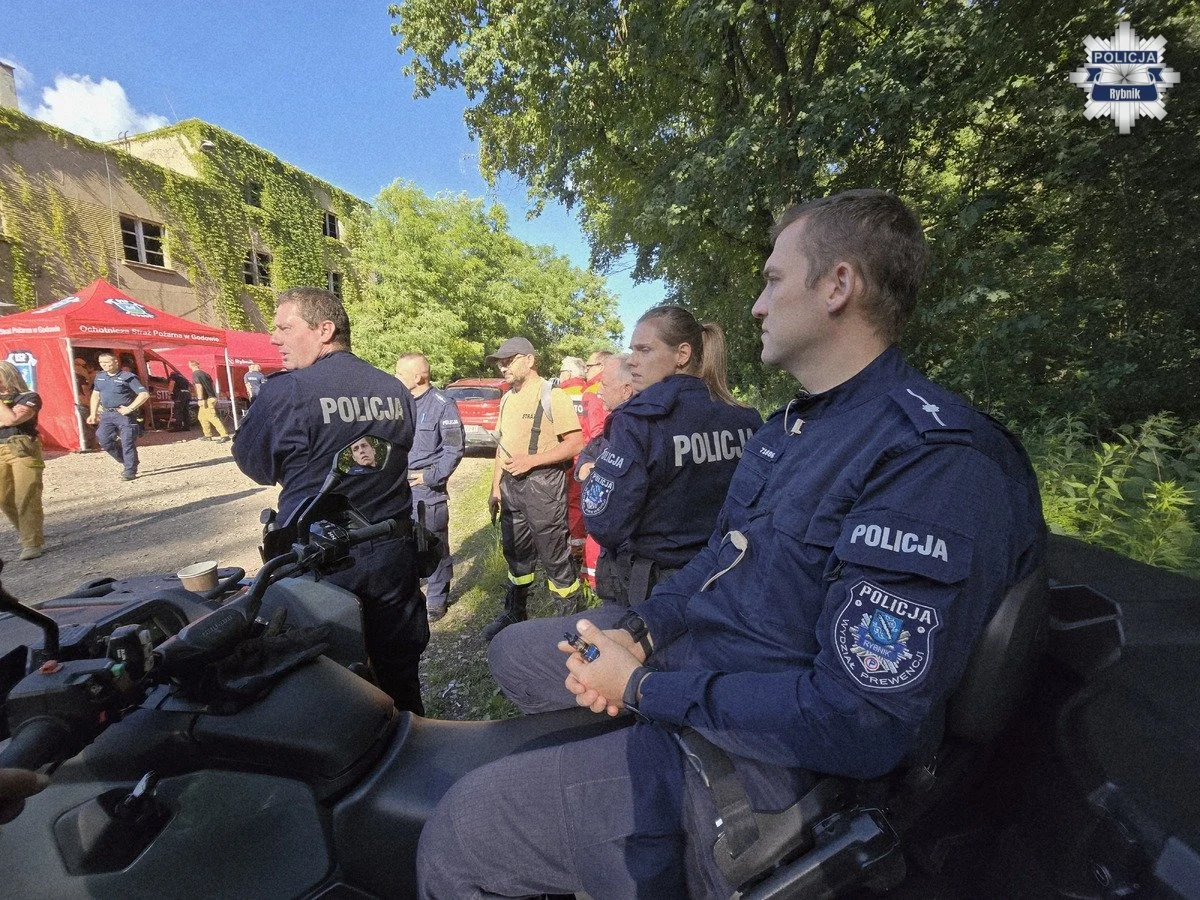 Rybnickie służby sprawdzały gotowość. Ćwiczenia odbyły się w trudnym terenie leśnym /fot. KMP Rybnik